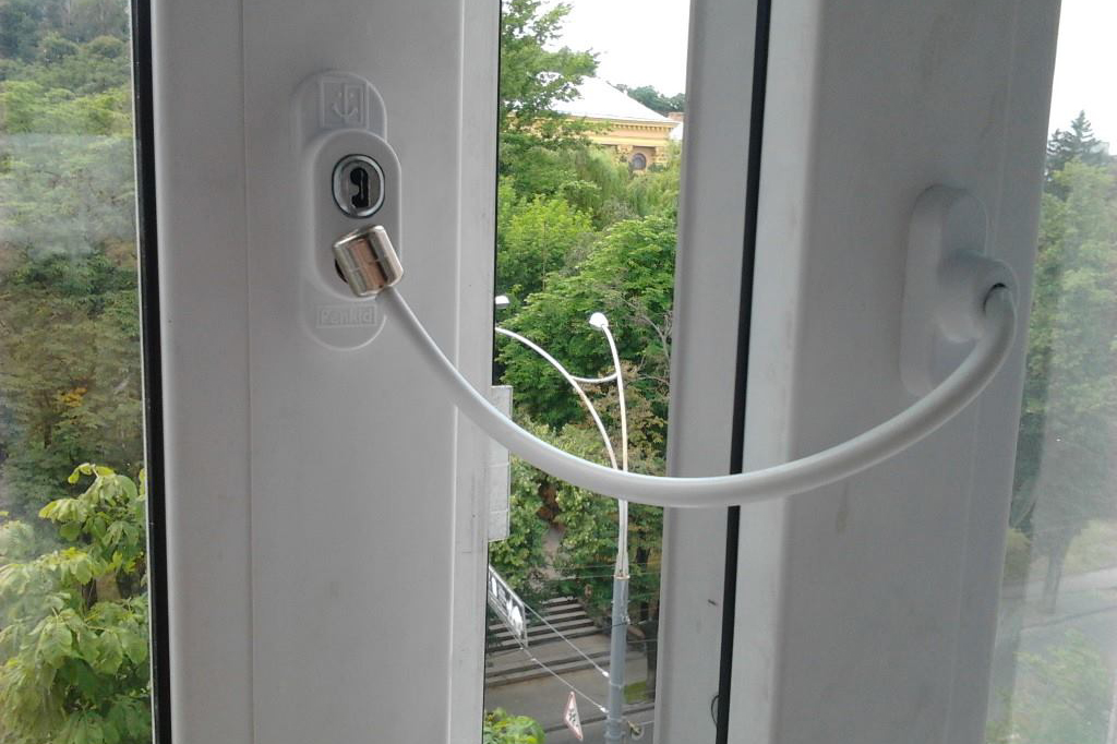 Детский замок - ограничитель окна с тросиком Cable Lock в Якутске